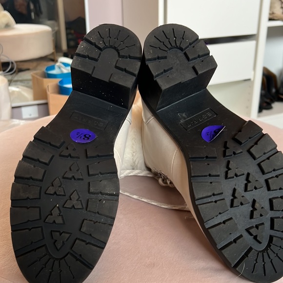 Cute winter bootie in cream synthetic suede and faux fur warm lining. - Picture 2 of 4